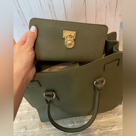 Michael Kors Hamilton Traveler Olive Color with matching wallet - Picture 2 of 14